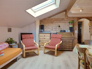 Property, Furniture, Building, Comfort, Wood, Houseplant, Table, Architecture, Interior Design, Living Room