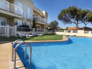 Nuage, L'Eau, Ciel, Plante, Propriété, Bleu Azur, Paysage Naturel, Piscine, Arbre, Végétation