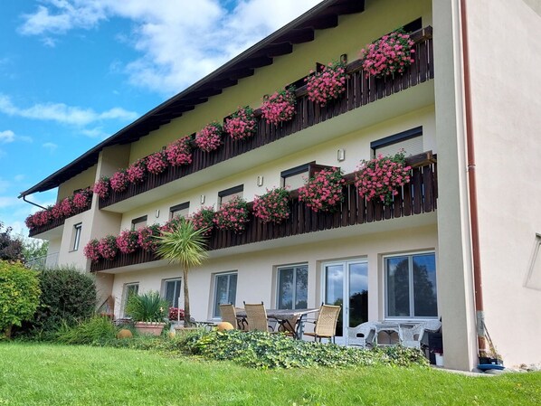 Plante, Bâtiment, Nuage, Ciel, Fenêtre, Fleur, Lot Terre, Maison, Loisir