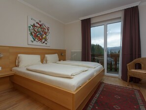 Eigentum, Gebäude, Möbel, Komfort, Azurblau, Holz, Interior Design, Cabinetry, Fenster, Bettrahmen