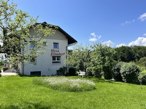 Himmel, Pflanze, Eigentum, Gebäude, Fenster, Wolke, Natürliche Landschaft, Baum, Haus, Grundstueck