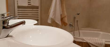 Nuage, Plante, Ciel, BĂątiment, Jour, PropriĂ©tĂ©, FenĂȘtre, Arbre, Maison, Lot Terre