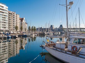 Wasser, Boot, Himmel, Watercraft, Gebäude, Mast, Dock, See, Stadt