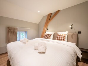 Möbel, Eigentum, Komfort, Gebäude, Bett, Textil, Holz, Interior Design, Schatten