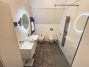 Flooring, Interior Design, Fussboden, Armatur, Badezimmer, Installation, Toilette, Fliese, Bad Sink