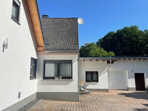 Himmel, Eigentum, Fenster, Gebäude, Schatten, Wohngebiet, Strassenbelag, Holz, Materialeigenschaft