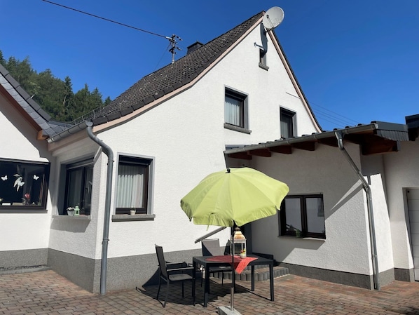 Himmel, Gebäude, Eigentum, Fenster, Schatten, Pflanze, Haus, Regenschirm, Die Architektur, Hütte
