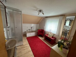 Tabelle, Himmel, Möbel, Geschirr, Gebäude, Interior Design, Gartenmöbel, Veranda, Schatten, Stuhl