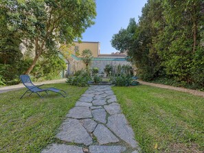 Water, Building, Plant, Tree, Window, Swimming Pool, Urban Design, Condominium, Leisure, Real Estate