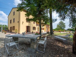 Ciel, Bâtiment, Meubles, Table, Nuage, Propriété, Plante, Fenêtre, Arbre, Ombre