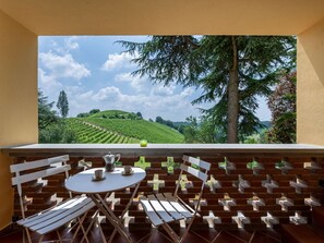 Ciel, Nuage, Table, Bois, Arbre, Ombre, Chaise, Design Intérieur, Bâtiment, Plante