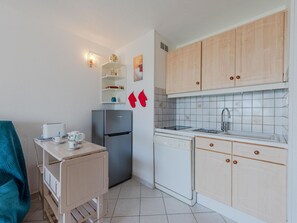 Bâtiment, Propriété, Meubles, Plante, Chaise, Fenêtre, Ciel, Table, Design Urbain, Maison