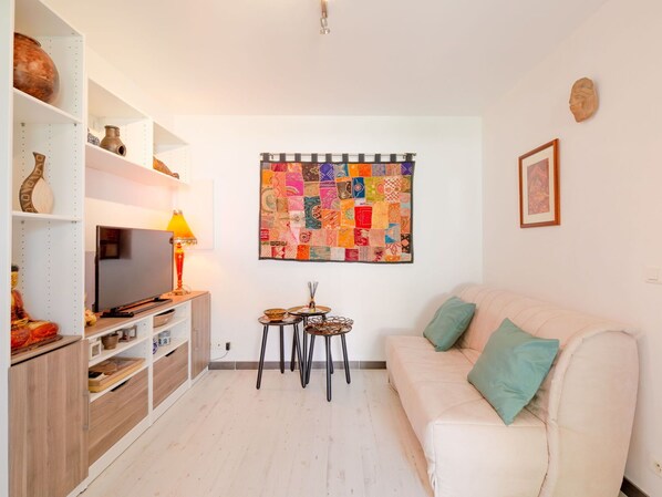 Bâtiment, Propriété, Meubles, Plante, Chaise, Fenêtre, Ciel, Table, Design Urbain, Maison