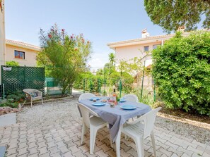 Bâtiment, Propriété, Meubles, Plante, Chaise, Fenêtre, Ciel, Table, Design Urbain, Maison