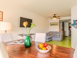 Eigentum, Bilderrahmen, Möbel, Tabelle, Orange, Holz, Couch, Beleuchtung, Interior Design, Wohnzimmer