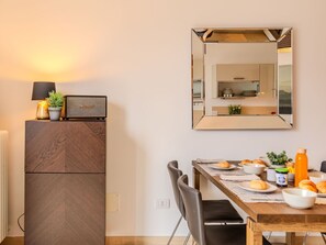 Möbel, Tabelle, Gebäude, Holz, Orange, Geschirr, Beleuchtung, Zimmerpflanze, Interior Design, Wohnzimmer