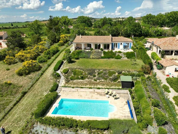 Water, Plant, Building, Daytime, Property, Swimming Pool, Window, Sky, Azure, Nature