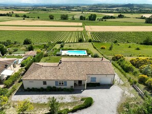 Water, Plant, Building, Daytime, Property, Swimming Pool, Window, Sky, Azure, Nature