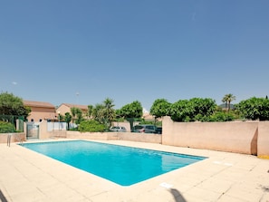 L'Eau, Plante, Bâtiment, Jour, Propriété, Piscine, Fenêtre, Ciel, Bleu Azur, La Nature