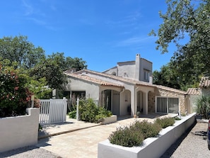 Domicile, Zone Résidentielle, Maison, Arbuste, Toit, Biens, Chalet, Jardin, Aménagement Paysager