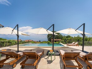 L'Eau, Plante, Bâtiment, Jour, Propriété, Piscine, Fenêtre, Ciel, Bleu Azur, La Nature