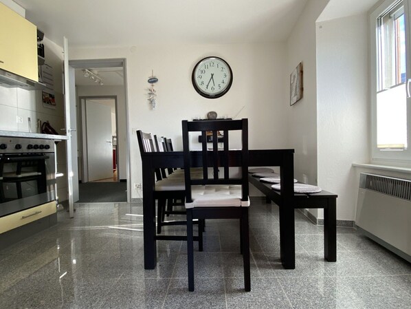 Eigentum, Fenster, Tabelle, Gebäude, Beleuchtung, Interior Design, Holz, Cabinetry, Uhr, Flooring