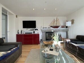 Couch, Möbel, Eigentum, Tabelle, Cabinetry, Interior Design, Holz, Zimmerpflanze, Wohnzimmer