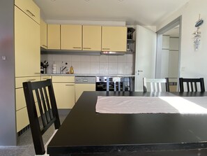 Cabinetry, Möbel, Countertop, Tabelle, Gebäude, Stuhl, Spüle, Küche, Küchengerät, Holz