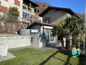 Gebäude, Eigentum, Pflanze, Fenster, Himmel, Azurblau, Haus, Die Architektur, Grundstueck, Baum