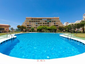 L'Eau, Ciel, Bâtiment, Propriété, Piscine, Plante, Bleu, Bleu Azur, Maison, Arbre