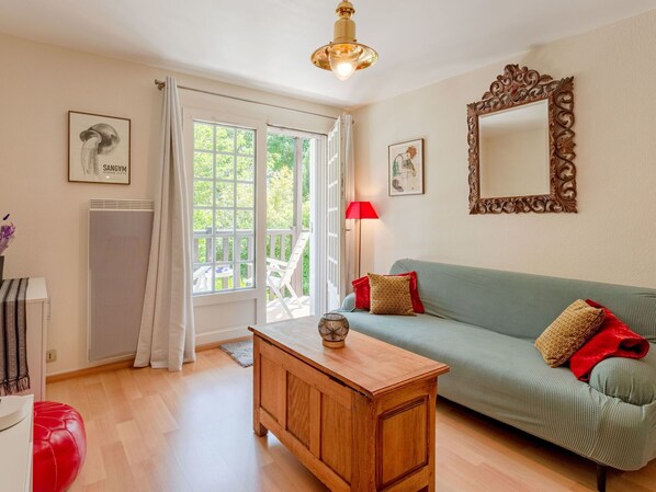 Plante, Meubles, Ciel, Chaise, Table, Mobilier De Jardin, Ombre, Bois, Bâtiment, Tableau De Plein Air