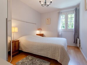 Plante, Meubles, Ciel, Chaise, Table, Mobilier De Jardin, Ombre, Bois, Bâtiment, Tableau De Plein Air
