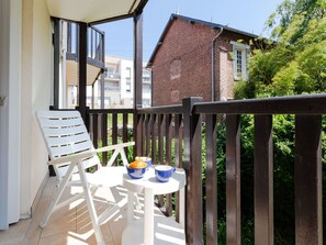 Plante, Meubles, Ciel, Chaise, Table, Mobilier De Jardin, Ombre, Bois, Bâtiment, Tableau De Plein Air