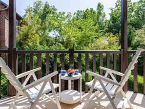 Plante, Meubles, Ciel, Chaise, Table, Mobilier De Jardin, Ombre, Bois, Bâtiment, Tableau De Plein Air