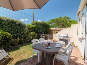 Plante, Meubles, Ciel, Chaise, Table, Mobilier De Jardin, Ombre, Bois, Bâtiment, Tableau De Plein Air