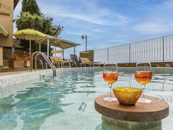 L'Eau, Ciel, Nuage, Piscine, Mobilier De Jardin, Vaisselle, Chaise, Verre De Vin, Loisir, Verres À Pied