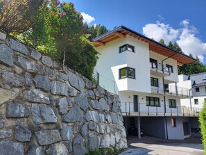 Wolke, Pflanze, Himmel, Gebäude, Daytime, Azurblau, Haus, Fenster, Die Architektur, Wohngebiet