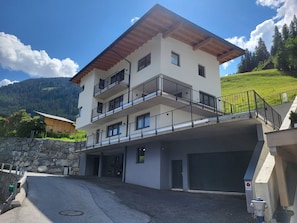 Himmel, Gebäude, Wolke, Eigentum, Fenster, Haus, Die Architektur, Urban Design, Baum, Pflanze