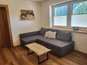 Möbel, Holz, Rechteck, Couch, Interior Design, Fussboden, Flooring, Bilderrahmen, Tabelle, Wohnzimmer