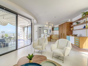 Agua, Cielo, Edificio, Propiedad, Vajilla, Ventana, Balneario, Azur, Mesa, Arquitectura
