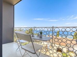 Agua, Cielo, Edificio, Propiedad, Vajilla, Ventana, Balneario, Azur, Mesa, Arquitectura