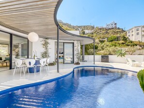 Agua, Cielo, Edificio, Propiedad, Vajilla, Ventana, Balneario, Azur, Mesa, Arquitectura