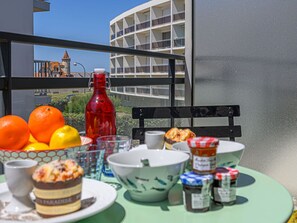 Water, Sky, Building, Property, Tableware, Window, Seaside Resort, Azure, Table, Architecture