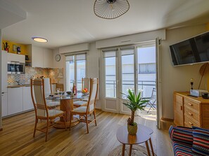 Water, Sky, Building, Property, Tableware, Window, Seaside Resort, Azure, Table, Architecture