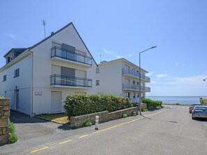 Water, Sky, Building, Property, Tableware, Window, Seaside Resort, Azure, Table, Architecture