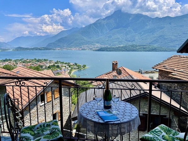 L'Eau, Ciel, Bâtiment, Propriété, Vaisselle, Fenêtre, Station Balnéaire, Bleu Azur, Table, Architecture