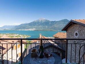 Ciel, L'Eau, Montagne, Bâtiment, Bleu, Plante, Bleu Azur, Pot De Fleur, Clôture, Architecture