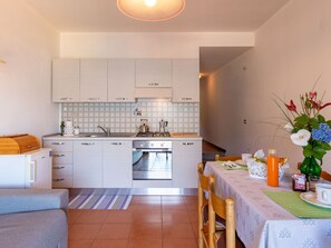 Cabinetry, Meubles, Table, Propriété, Comptoir, Évier, Design Intérieur, Orange, Cuisine, Maison