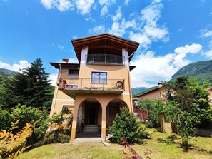 Himmel, Wolke, Pflanze, Gebäude, Fenster, Baum, Haus, Grundstueck, Hütte, Treppe