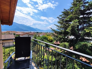 Himmel, Wolke, Gebäude, Pflanze, Zaun, Veranda, Vegetation, Schatten, Baum, Freizeit
